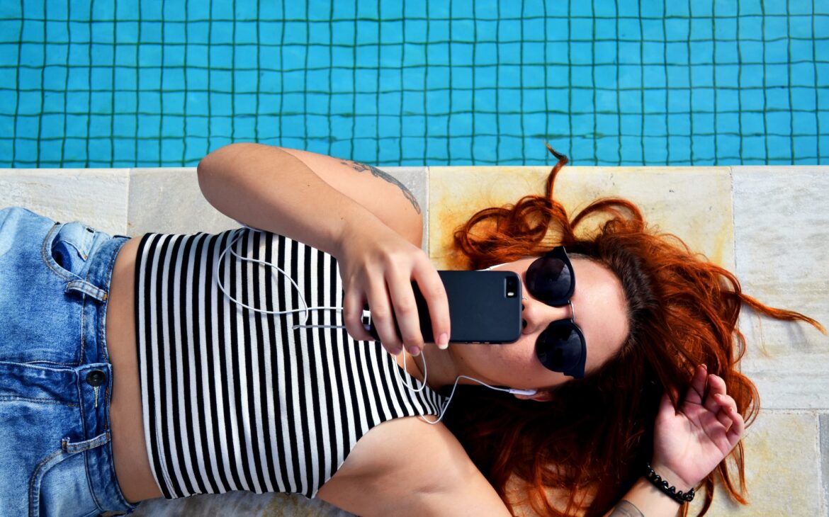 red head girl on phone shopping